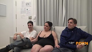 PepePorn - Ronda de mamadas con dos pichones La viuda le va perdiendo el miedo al guarreo
