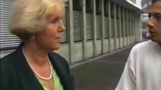 Geile alte Hausfrau in Strapsen u Nylons - anal gefickt xxx 16m48s
