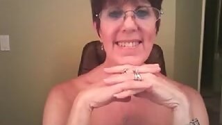 Mature bimbo posing on webcam
